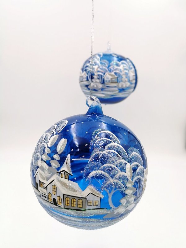 handgearbeitete Glaskugel, 15 cm, blau/transparent,Winterlandschaft m. weißen Häusern
