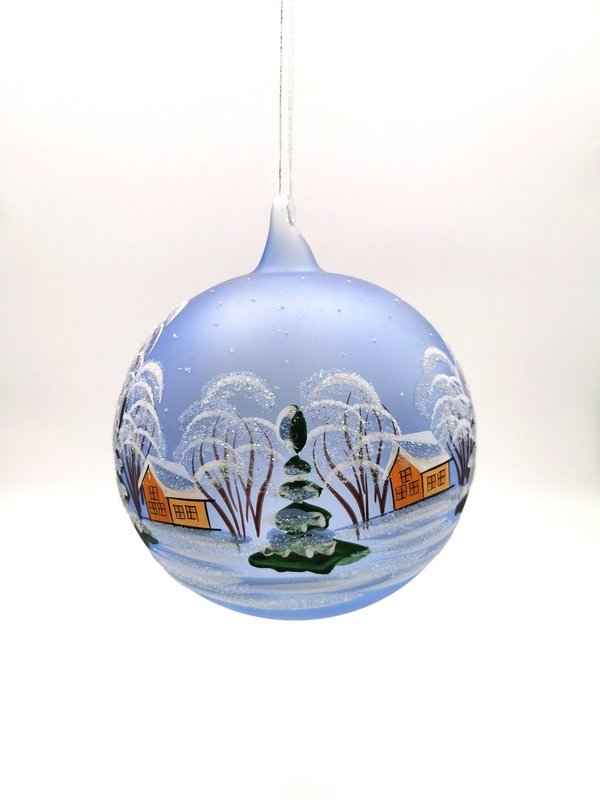 handgearbeitete Glaskugel, 15 cm, hellblau,Winterlandschaft m. braunen Häusern