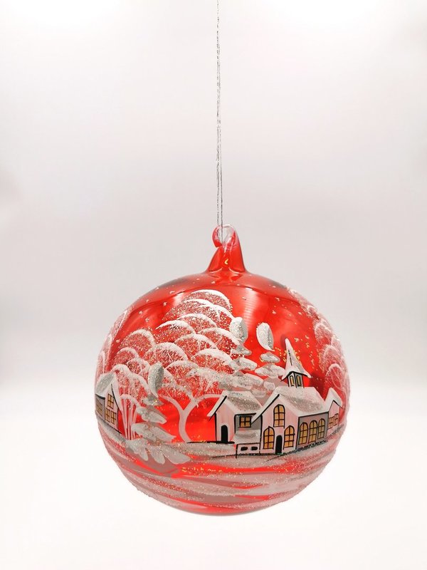 handgearbeitete Glaskugel, 15 cm, rot/transparent,Winterlandschaft m. weißen Häusern