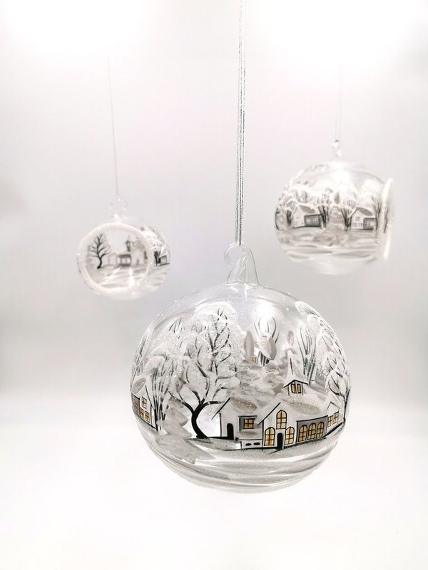 handgearbeitete Glaskugel, 15 cm, transparent,Winterlandschaft m. weißen Häusern