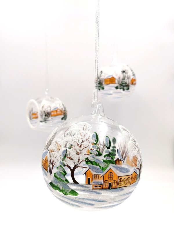 handgearbeitete Glaskugel, 12 cm, transparent,Winterlandschaft m. braunen Häusern