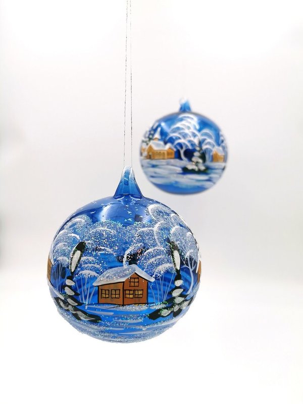 handgearbeitete Glaskugel, 12 cm, blau/transparent,Winterlandschaft m. braunen Häusern