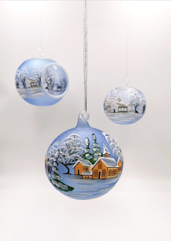 handgearbeitete Glaskugel, 18 cm, hellblau,Winterlandschaft m. braunen Häusern