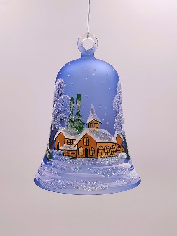 Glocke handgearbeitet, 7x5 cm, hell blau, Motiv Winterlandschaft.