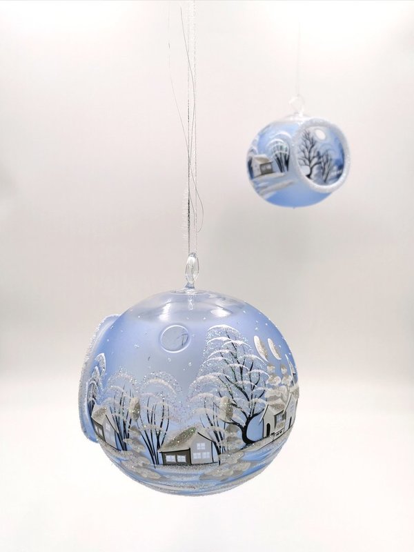 handgearbeitete Glaskugel, 15 cm, hell blau, Winterlandschaft m. weißen Häusern