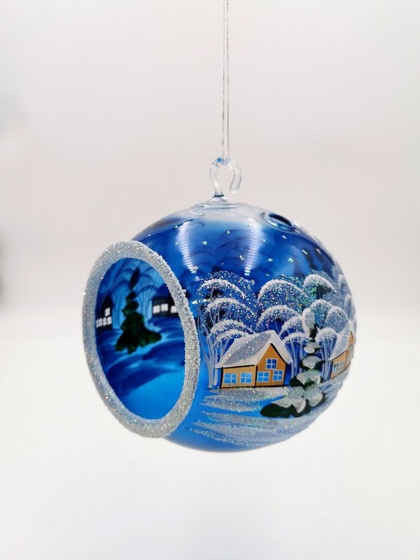 handgearbeitete Glaskugel, 15 cm, blau/transparent, Winterlandschaft m. braunen Häusern