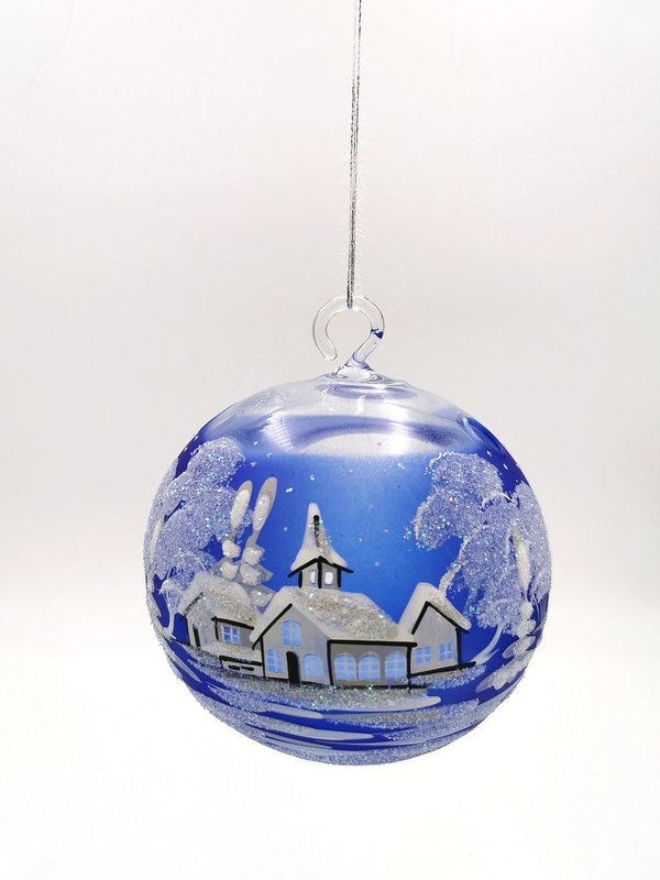 handgearbeitete Glaskugel, 15 cm, blau, Winterlandschaft m. weißen Häusern
