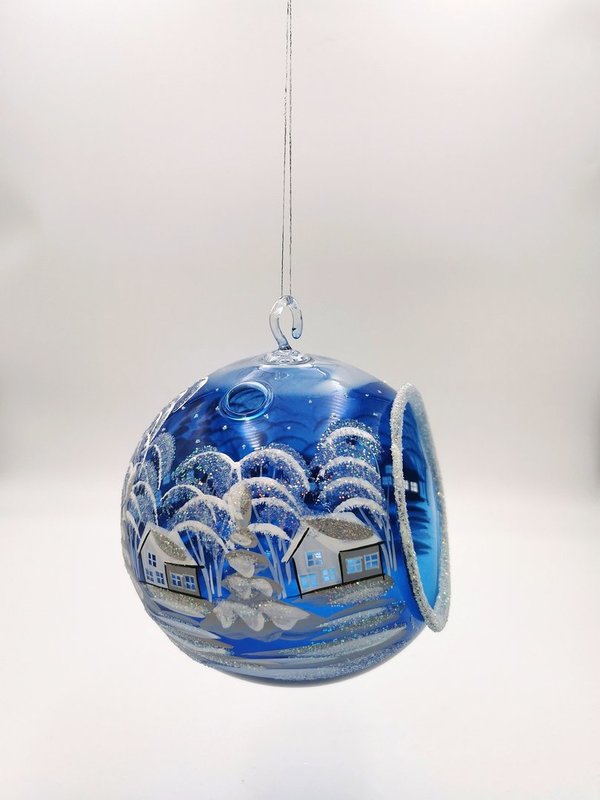 handgearbeitete Glaskugel, 12 cm, blau/transparent, Winterlandschaft m. weißen Häusern