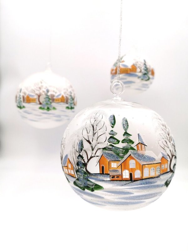 handgearbeitete Glaskugel, 12 cm, weiß, Winterlandschaft m. braunen Häusern
