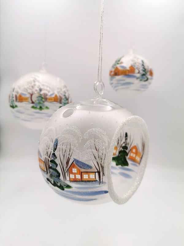 handgearbeitete Glaskugel, 12 cm, weiß, Winterlandschaft m. braunen Häusern