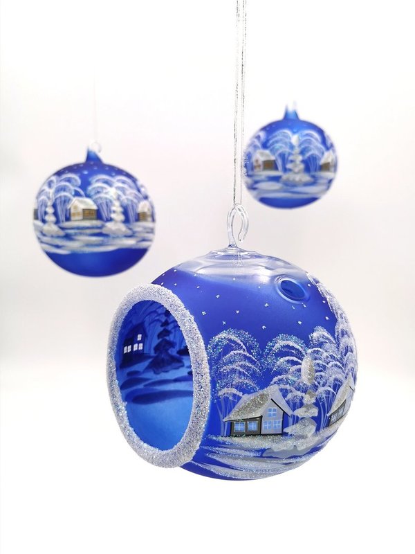 handgearbeitete Glaskugel, 12 cm, blau, Winterlandschaft m. weißen Häusern